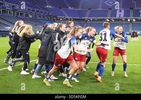 GER, xFSx, Hamburg, HSV Hamburg, 2. Runde DFB Cup des Frauenfußballs, DFL, HSV Hamburg Hamburg, Bayer 04 Leverkusen, im Hamburger Volksparkstadion, am 16. November 2025 feiert das Team des HSV Hamburg den Sieg gegen Bayern 04 Leverkusen Stockfoto
