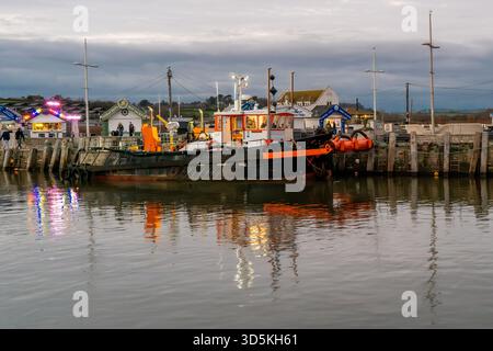 Baggerschiff im West Bay Harbour bei Sonnenuntergang, das Schlamm aus dem Hafen mit Druckwasser beseitigt. Stockfoto
