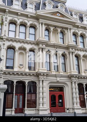 Die kunstvoll verzierte italienische Fassade des Grand Opera House in Wilmington, Delaware, mit einem markanten roten Eingang. Stockfoto