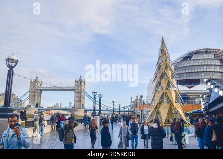 London, Großbritannien. November 2025. Eine Weihnachtsbauminstallation in der Nähe der Tower Bridge. Quelle: Vuk Valcic/Alamy Stockfoto