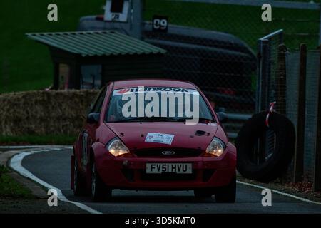 Fahrer Ian Barnes (Mablethorpe & DMC) und Beifahrer Devlyn Johnson (Mablethorpe & DMC) fahren im Ford KA (1299) bei der NHMC Cadwell Stages Rally 202 Stockfoto