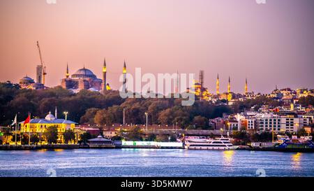 Istanbul, Türkei Okt. 5,2025 wunderschöner Blick bei Nacht von der Sightseeing-Kreuzfahrt in Istanbul, Türkei, Moschee, Palast, Hagia Sophia. Stockfoto