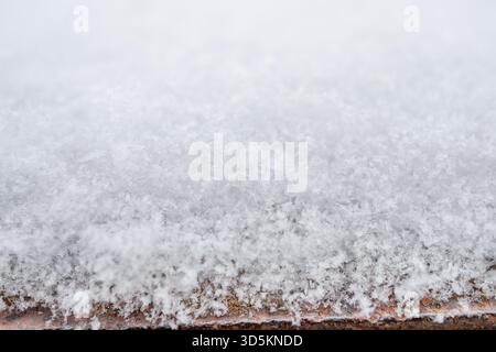 Nahaufnahme einer Schneestruktur, einzelne Flocken sind sichtbar, Makroaufnahmen aus verschiedenen Winkeln und differenzierter Fokus Stockfoto