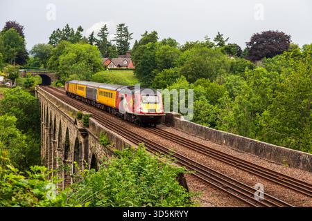 Der High-Speed-Testzug von Network Rail (betrieben von Colas Rail) überquert den Chirk Viaduct in Richtung Shrewsbury. Stockfoto