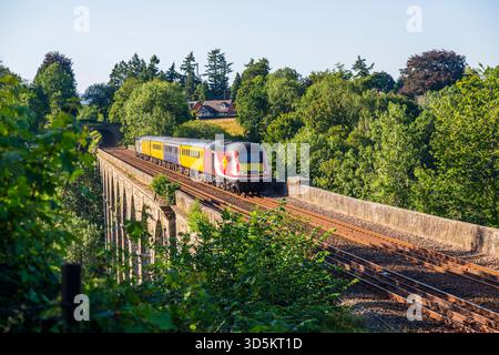 Der High-Speed-Testzug von Network Rail (betrieben von Colas Rail) überquert den Chirk Viaduct in Richtung Shrewsbury. Stockfoto