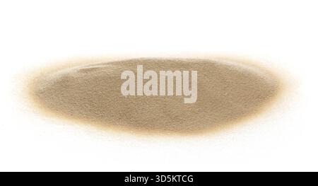 Haufen von trockenem Strandsand isoliert auf weißem Hintergrund. Stockfoto