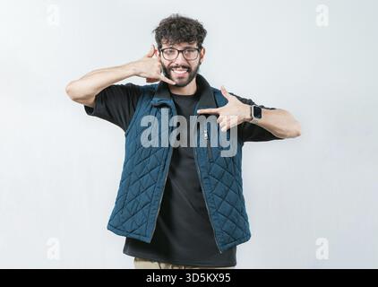 Gutaussehende Gesten RUFEN SIE MICH in Gebärdensprache isoliert an. Person, die Gesten in nonverbaler Sprache ANRUFT Stockfoto