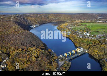 Luftaufnahme, Wasserkraftwerk Hengstey und Brücke Hengsteysee Ost, RWE Koepchenwerk, Herbstbäume, rechts Salitos Beach Hengsteysee, Boele, H Stockfoto