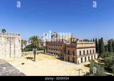 Historische maurische Festung mit dem roten Palast Palacio de Villavicencio, Alcazar de Jerez de la Frontera, Cadiz, Andalusien, Spanien Stockfoto