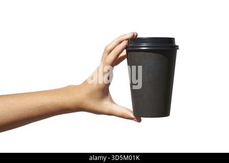Weibliche Hand, die schwarze Einweg-Kaffeetasse isoliert auf weißem Hintergrund für Branding und Design von Heißgetränken hält Stockfoto