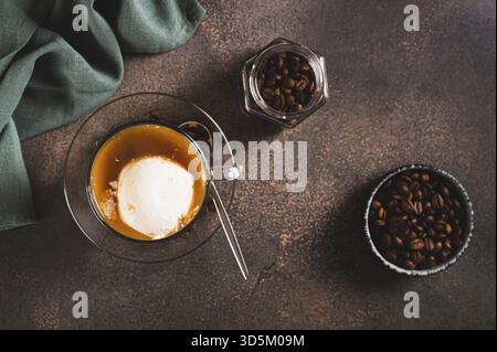 Köstlicher süßer affogato-Kaffee mit cremigem Eis in einer Tasse auf dem Tisch Stockfoto
