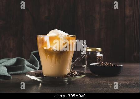 Köstlicher süßer affogato-Kaffee mit cremigem Eis in einer Tasse auf dem Tisch Stockfoto
