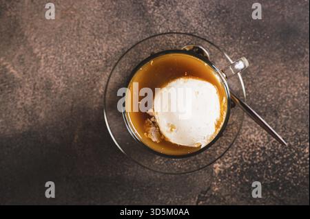 Nahaufnahme von köstlichem süßem affogato-Kaffee mit cremigem Eis in einer Tasse auf dem Tisch Stockfoto