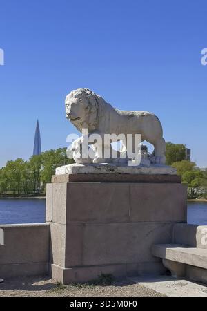 Sankt Petersburg, Russland - 05.18.24. Eine Löwenstatue steht auf einem Sockel im Kultur- und Freizeitpark auf Elagin Island. Aufgenommen auf einem Smartphone Stockfoto