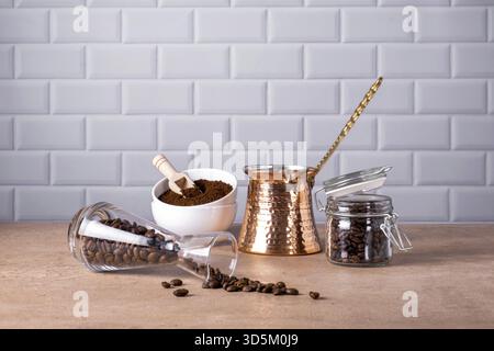 Kaffeebohnen und gemahlener Kaffee in Glas- und Porzellanbehältern. Traditionelle türkische Küche. Kaffeepause. Selektiver Fokus Stockfoto