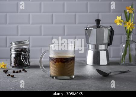 Stillleben mit einer Tasse Kaffee mit Sahne. Traditioneller Kaffee am Morgen. Selektiver Fokus Stockfoto