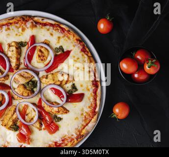 Essen, frische Grillpizza mit Hühnchen und Gemüse Stockfoto