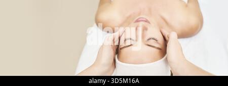 Schönes Porträt auf weißem Hintergrund. Kosmetologische Massage. Gesichtsbehandlung junger Frauen. Hautpflegekonzept. Naturmenschen. Schönheitssalon. Stockfoto