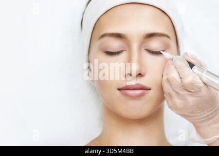 Permanent Make-up. Das Schönheitsbad. Beauty Young Woman. Augentätowierung. Lidstrich-Mikropigmentierung. Professionelles Microblading für das Gesicht. Weibliche Kosmetologie Stockfoto