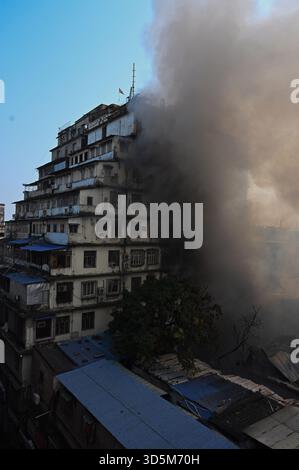 Kalkutta, Indien. November 2025. KALKUTTA, INDIEN – 15. NOVEMBER: Ein massiver Brand brach in der Ezra Street im überlasteten Gebiet von Burrabazar in Zentral-Kalkutta aus und 20 Motoren stürzten am 15. November 2025 in Kalkutta, Indien, auf den Ort. (Foto: Samir Jana/Hindustan Times/SIPA USA) Credit: SIPA USA/Alamy Live News Stockfoto