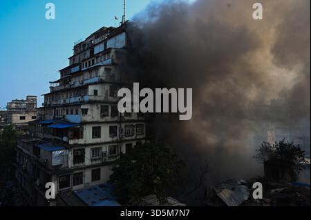 Kalkutta, Indien. November 2025. KALKUTTA, INDIEN – 15. NOVEMBER: Ein massiver Brand brach in der Ezra Street im überlasteten Gebiet von Burrabazar in Zentral-Kalkutta aus und 20 Motoren stürzten am 15. November 2025 in Kalkutta, Indien, auf den Ort. (Foto: Samir Jana/Hindustan Times/SIPA USA) Credit: SIPA USA/Alamy Live News Stockfoto