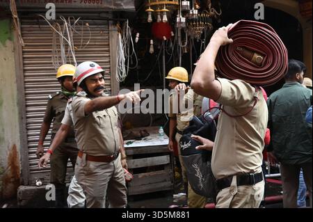 Kalkutta, Indien. November 2025. KALKUTTA, INDIEN – 15. NOVEMBER: Ein massiver Brand brach in der Ezra Street im überlasteten Gebiet von Burrabazar in Zentral-Kalkutta aus und 20 Motoren stürzten am 15. November 2025 in Kalkutta, Indien, auf den Ort. (Foto: Samir Jana/Hindustan Times/SIPA USA) Credit: SIPA USA/Alamy Live News Stockfoto