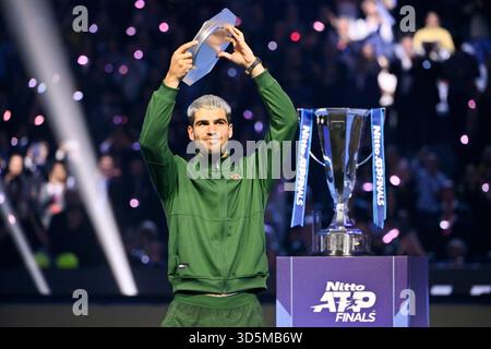 Palasport Olimpico Arena, Turin, Italien. November 2025. Nitto ATP Finals Tennis 2025; Carlos Alcaraz aus Spanien hält die Runner-uo-Trophäe nach seiner Niederlage gegen Jannik Sinner of Italy gegen Credit: Action Plus Sports/Alamy Live News Stockfoto