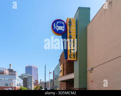 Atlantic City, NJ - 26. August 2025: Atlantic City Bus Terminal mit vertikaler Beschilderung und Claridge Hotel und Bally's Hotel & Casino im Hintergrund sichtbar Stockfoto