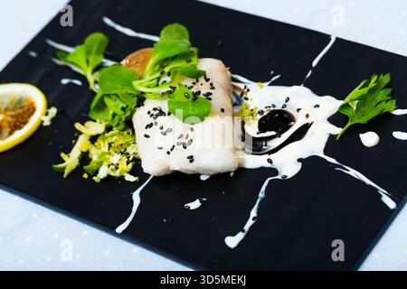 Kabeljau im französischen Stil mit Gemüse Stockfoto