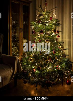 Weihnachtsbaum im gemütlichen Wohnzimmer. Stockfoto