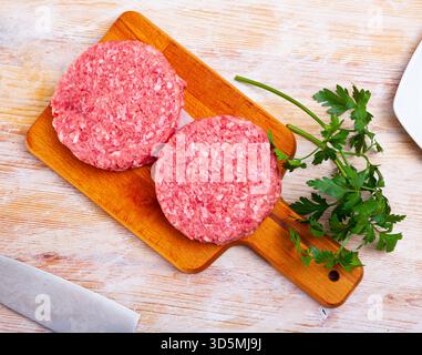 Hacksteaks aus rohem Hackfleisch Stockfoto