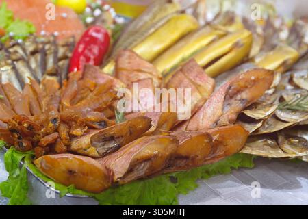 Verschiedene Sorten von gesalzenem und geräuchertem Fisch auf der Theke eines Fischgeschäfts. Essen Stockfoto
