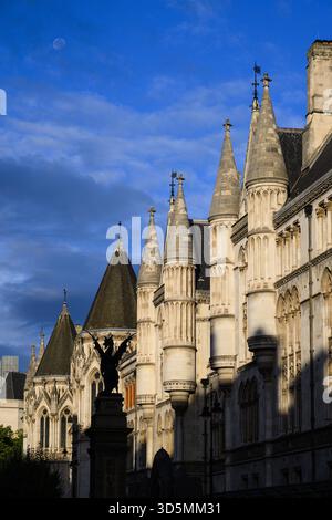 London, Großbritannien - 10. September 2025; Detailansicht der Fassade der Royal Courts of Justice in Central London Stockfoto