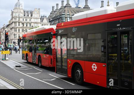 London, Großbritannien - 10. September 2025; rote Eindeckerbusse mit elektrischem Oberdeck auf der Stadtstraße Stockfoto