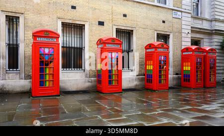 London, Großbritannien - 10. September 2025; Reihe traditioneller K2-Telefonboxen mit LGBTQ-Dekoration Stockfoto