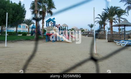Farbenfrohe Kinderspielgeräte in einem ägyptischen Resort schaffen einen fröhlichen und einladenden Bereich für Outdoor-Spaß und Familienentspannung. Stockfoto
