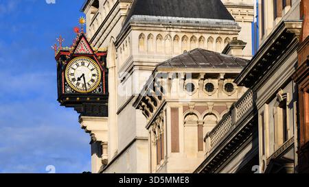London, Großbritannien - 10. September 2025; historische Uhr am Royal Courts of Justice Building in Central London Stockfoto