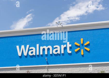 Nahaufnahme des Walmart-Schilds auf dem Gebäude. Kalifornien, USA Stockfoto