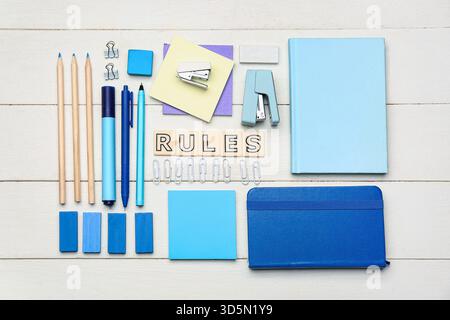 WORTREGELN mit Schreibwaren auf weißem hölzernem Hintergrund Stockfoto
