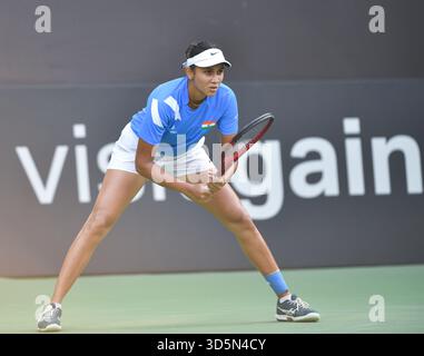 Bengaluru, Indien. November 2025. Shrivalli Bhamidipati (IND) in Aktion während des Gruppenspiels G im staatlichen Rasentennisverband Karnataka während der Billie Jean King Cup Playoffs in Bengaluru, Indien. (Foto: Ranjith Kumar/AFLO) Stockfoto