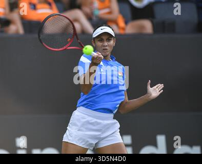 Bengaluru, Indien. November 2025. Shrivalli Bhamidipati (IND) in Aktion während des Gruppenspiels G im staatlichen Rasentennisverband Karnataka während der Billie Jean King Cup Playoffs in Bengaluru, Indien. (Foto: Ranjith Kumar/AFLO) Stockfoto