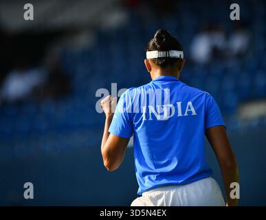 Bengaluru, Indien. November 2025. Shrivalli Bhamidipati (IND) in Aktion während des Gruppenspiels G im staatlichen Rasentennisverband Karnataka während der Billie Jean King Cup Playoffs in Bengaluru, Indien. (Foto: Ranjith Kumar/AFLO) Stockfoto