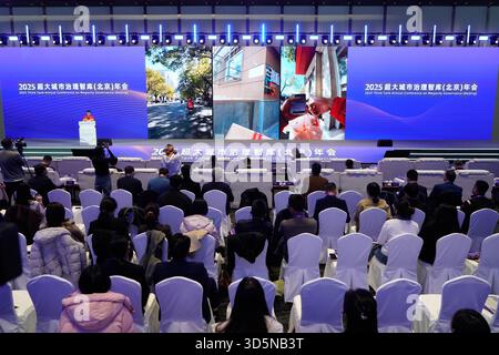 Peking, China. November 2025. Dieses Foto vom 16. November 2025 zeigt eine Szene auf der Think Tank Annual Conference on Megacity Governance (Peking) 2025 in Peking, der Hauptstadt Chinas. Die am Sonntag in Peking eröffnete Konferenz konzentrierte sich auf Smart Megacity Governance for a Better Life, an der über 200 Experten und Stadtverwalter aus dem in- und Ausland teilnahmen. Quelle: Xie Han/Xinhua/Alamy Live News Stockfoto