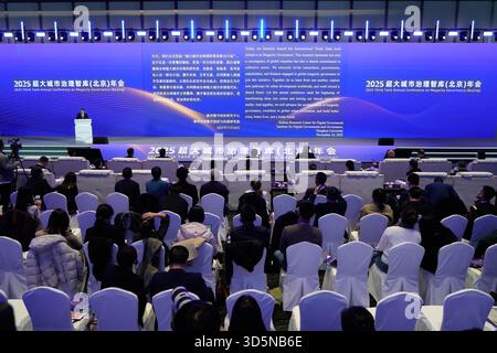 Peking, China. November 2025. Dieses Foto vom 16. November 2025 zeigt eine Szene auf der Think Tank Annual Conference on Megacity Governance (Peking) 2025 in Peking, der Hauptstadt Chinas. Die am Sonntag in Peking eröffnete Konferenz konzentrierte sich auf Smart Megacity Governance for a Better Life, an der über 200 Experten und Stadtverwalter aus dem in- und Ausland teilnahmen. Quelle: Xie Han/Xinhua/Alamy Live News Stockfoto