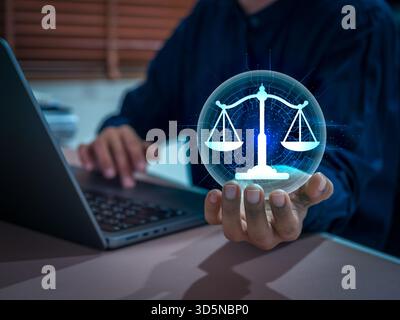 KI-Technologie Politik und Rechtskonzept mit digitalem Justizmaßstab-Hologramm. Futuristisches Rechtssystem, künstliche Intelligenz im Rechtsdienst, digital Stockfoto