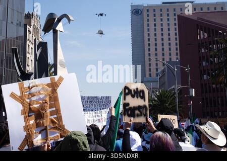 Mexiko-Stadt, Mexiko-Stadt, Mexiko. November 2025. Tausende füllten die Straßen von Mexiko-Stadt am 15. November, um Carlos Manzo zu ehren, den vor zwei Wochen ermordeten Bürgermeister von Uruapan. Ein friedlicher marsch verwandelte sich schnell in weit verbreitete Unruhen und Konfrontationen mit der Polizei. (Kreditbild: © Vaclav lang/ZUMA Press Wire) NUR REDAKTIONELLE VERWENDUNG! Nicht für kommerzielle ZWECKE! Stockfoto