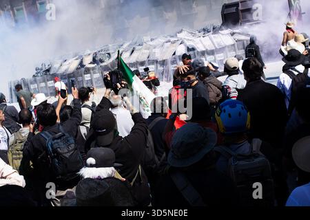 Mexiko-Stadt, Mexiko-Stadt, Mexiko. November 2025. Tausende füllten die Straßen von Mexiko-Stadt am 15. November, um Carlos Manzo zu ehren, den vor zwei Wochen ermordeten Bürgermeister von Uruapan. Ein friedlicher marsch verwandelte sich schnell in weit verbreitete Unruhen und Konfrontationen mit der Polizei. (Kreditbild: © Vaclav lang/ZUMA Press Wire) NUR REDAKTIONELLE VERWENDUNG! Nicht für kommerzielle ZWECKE! Stockfoto