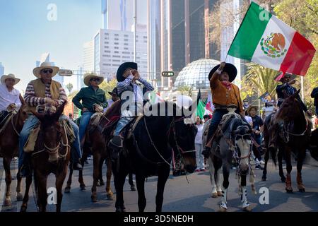 Mexiko-Stadt, Mexiko-Stadt, Mexiko. November 2025. Tausende füllten die Straßen von Mexiko-Stadt am 15. November, um Carlos Manzo zu ehren, den vor zwei Wochen ermordeten Bürgermeister von Uruapan. Ein friedlicher marsch verwandelte sich schnell in weit verbreitete Unruhen und Konfrontationen mit der Polizei. (Kreditbild: © Vaclav lang/ZUMA Press Wire) NUR REDAKTIONELLE VERWENDUNG! Nicht für kommerzielle ZWECKE! Stockfoto