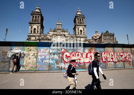 Mexiko-Stadt, Mexiko-Stadt, Mexiko. November 2025. Tausende füllten die Straßen von Mexiko-Stadt am 15. November, um Carlos Manzo zu ehren, den vor zwei Wochen ermordeten Bürgermeister von Uruapan. Ein friedlicher marsch verwandelte sich schnell in weit verbreitete Unruhen und Konfrontationen mit der Polizei. (Kreditbild: © Vaclav lang/ZUMA Press Wire) NUR REDAKTIONELLE VERWENDUNG! Nicht für kommerzielle ZWECKE! Stockfoto
