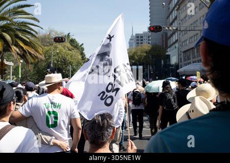 Mexiko-Stadt, Mexiko-Stadt, Mexiko. November 2025. Tausende füllten die Straßen von Mexiko-Stadt am 15. November, um Carlos Manzo zu ehren, den vor zwei Wochen ermordeten Bürgermeister von Uruapan. Ein friedlicher marsch verwandelte sich schnell in weit verbreitete Unruhen und Konfrontationen mit der Polizei. (Kreditbild: © Vaclav lang/ZUMA Press Wire) NUR REDAKTIONELLE VERWENDUNG! Nicht für kommerzielle ZWECKE! Stockfoto
